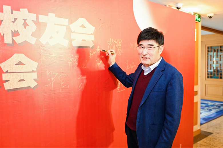 華締集團(tuán)董事長(zhǎng)高留根先生被聘任為浙江工商大學(xué)杭州校友會(huì)第三屆理事會(huì)常務(wù)副會(huì)長(zhǎng)